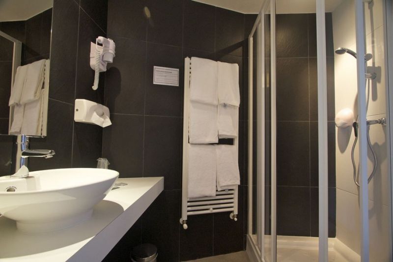 Salle de bain avec douche Hôtel Port Haliguen Quiberon